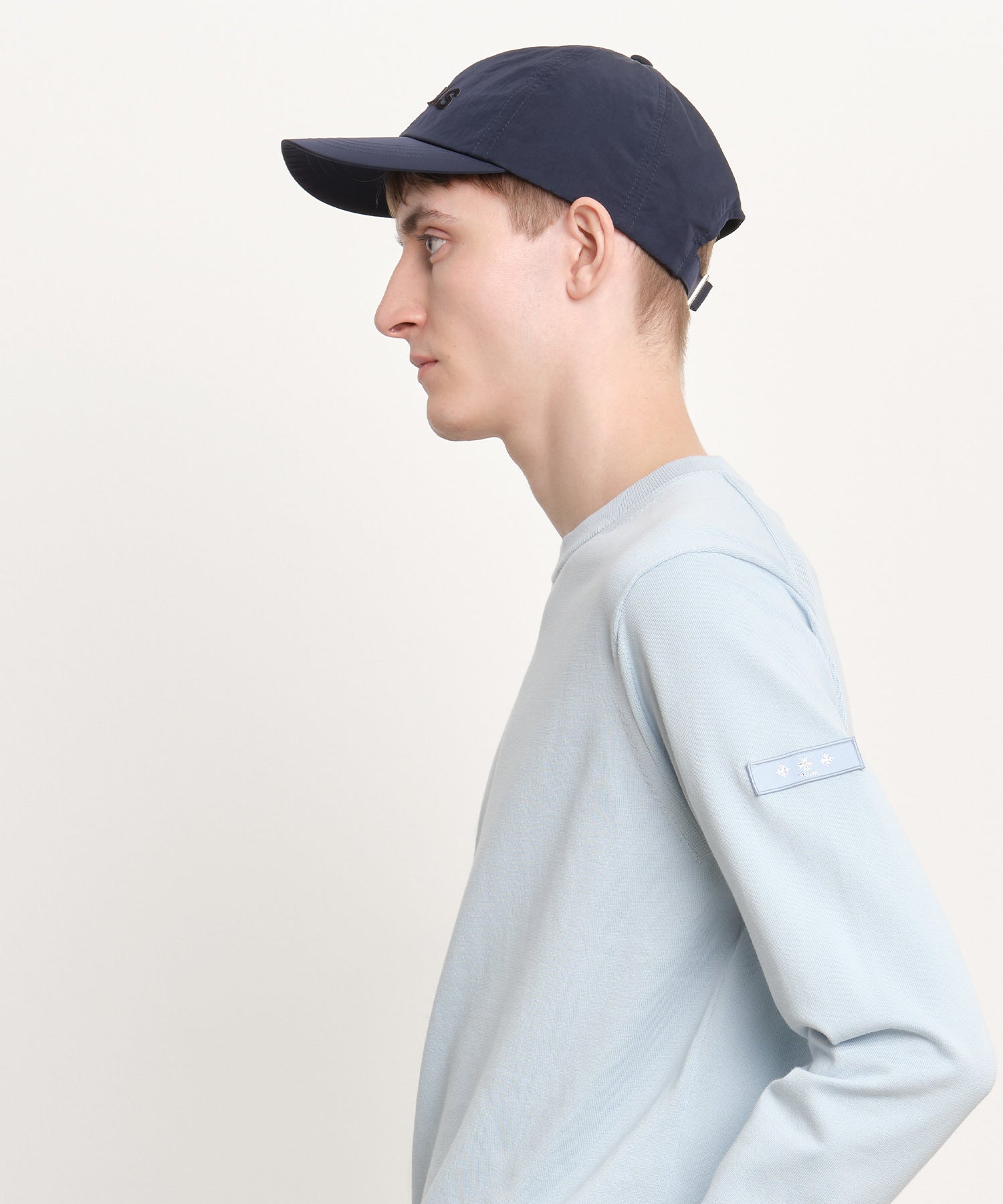 モデル身長189cm、着用サイズF、着用カラーNAVY