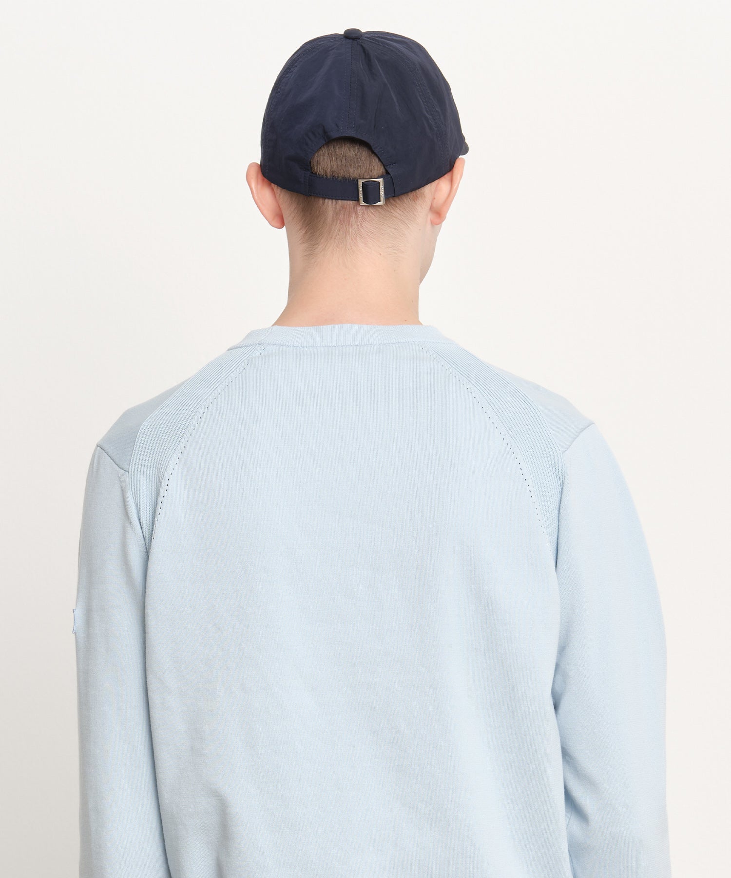 モデル身長189cm、着用サイズF、着用カラーNAVY