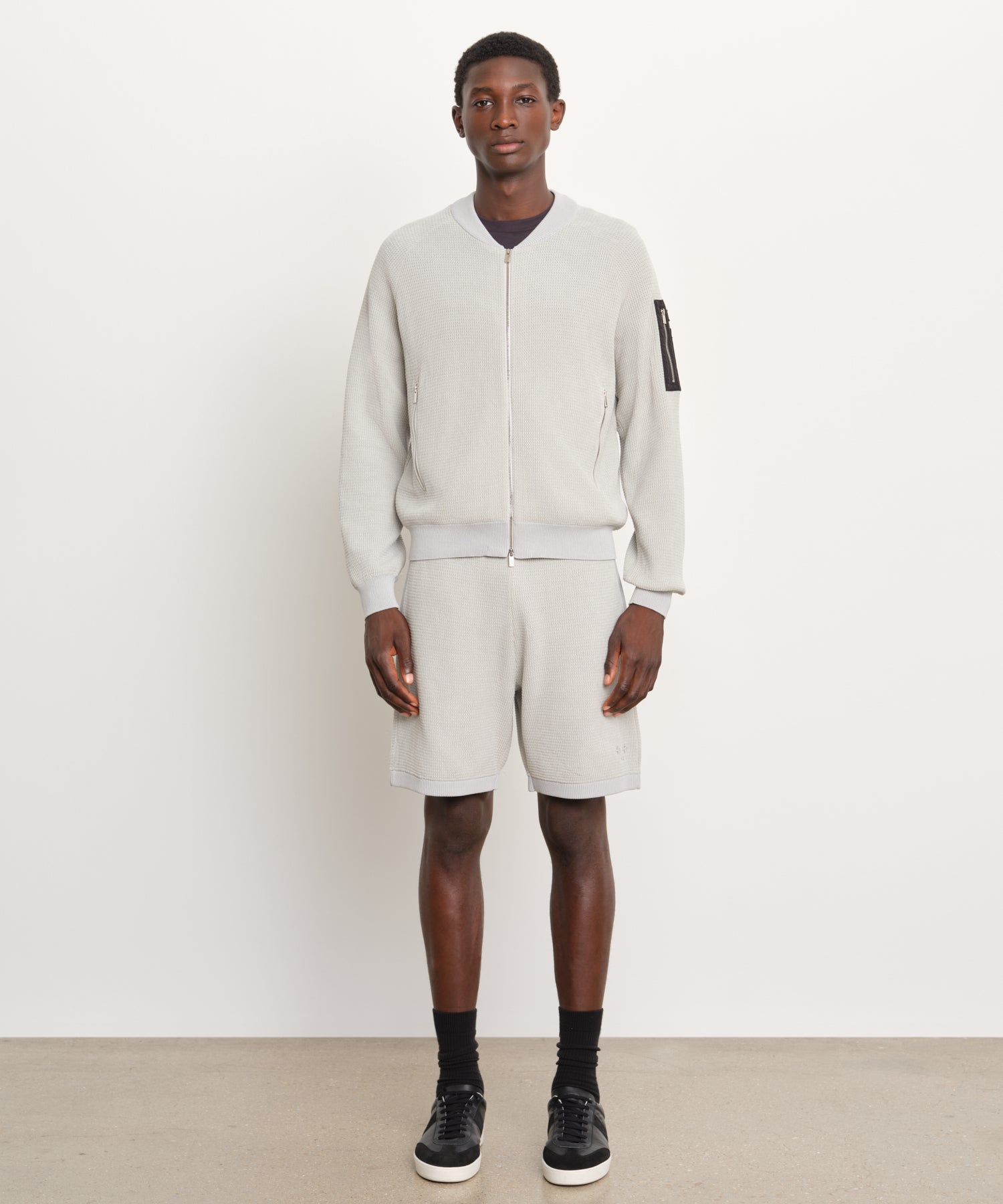 モデル身長189cm、着用サイズ3、着用カラーL.GRAY