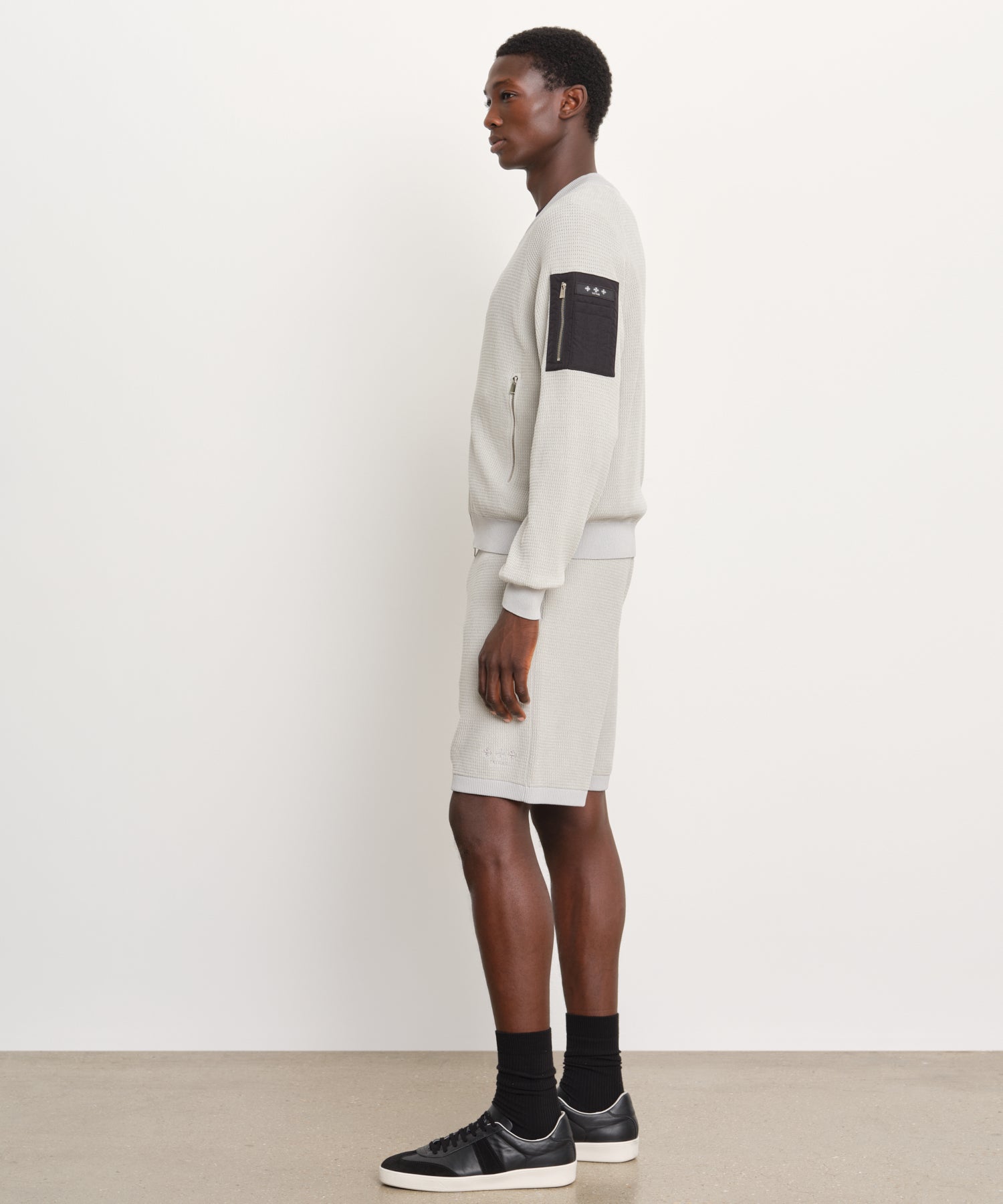 モデル身長189cm、着用サイズ3、着用カラーL.GRAY