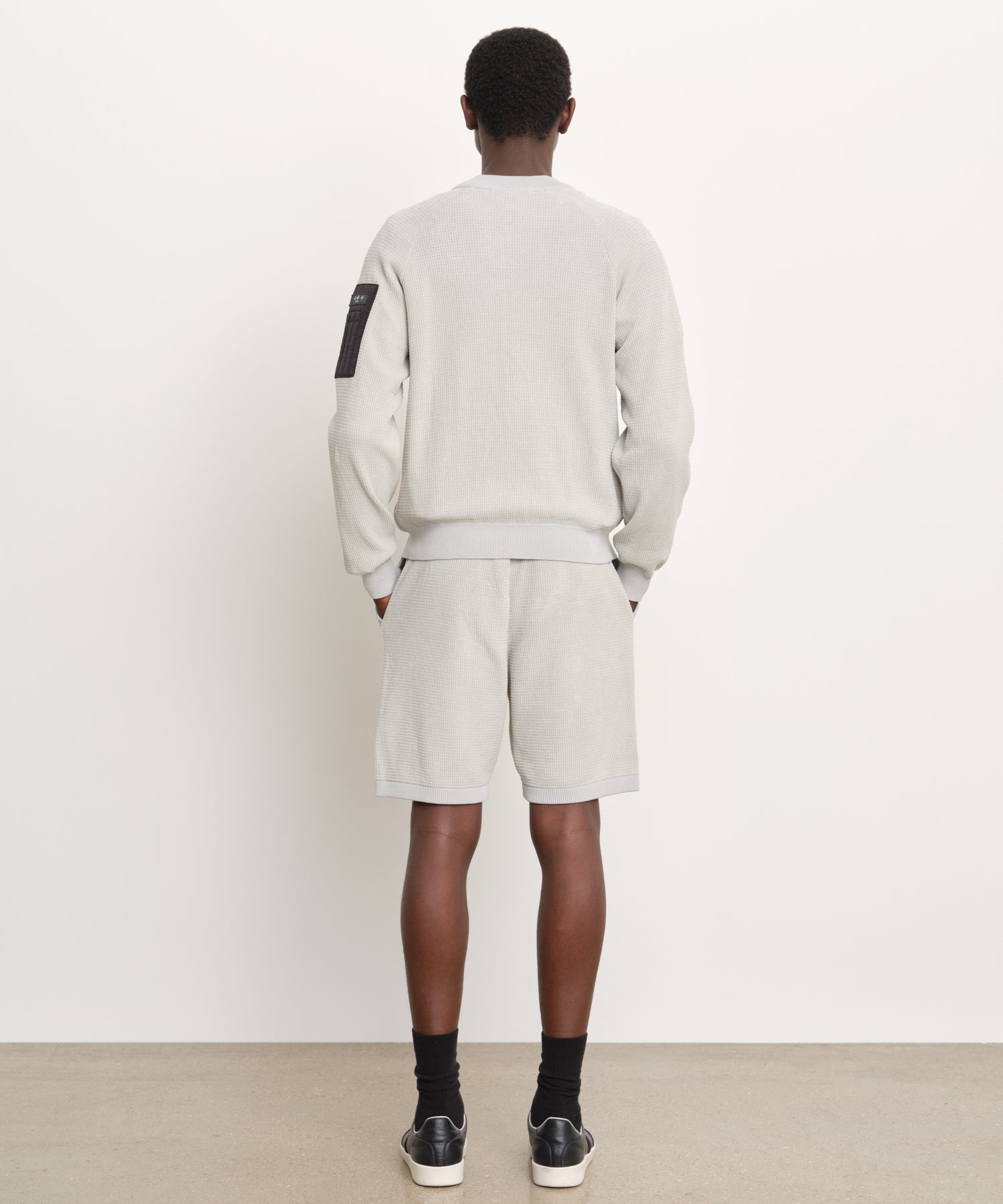 モデル身長189cm、着用サイズ3、着用カラーL.GRAY