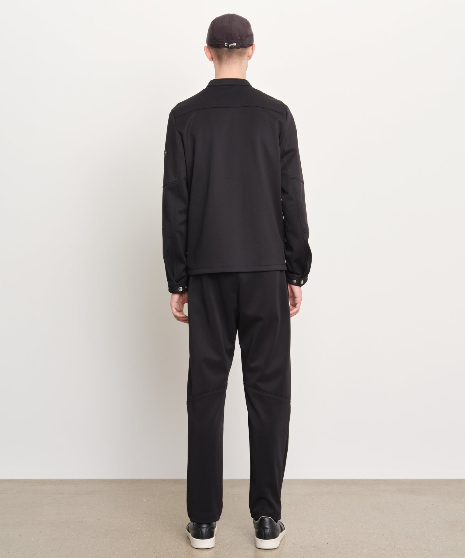 モデル身長189cm、着用サイズ3、着用カラーBLACK