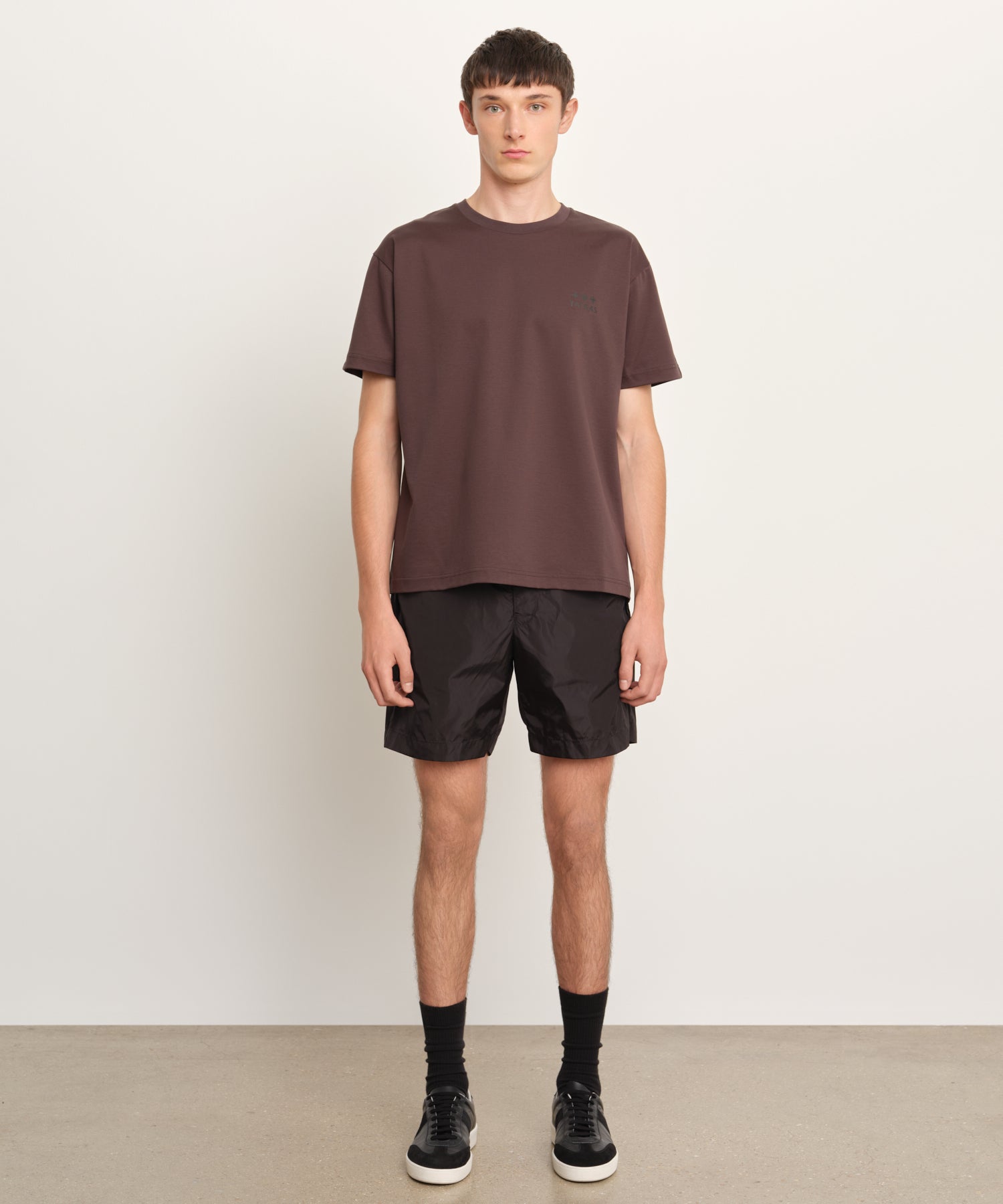 モデル身長189cm、着用サイズ3、着用カラーC.GRAY