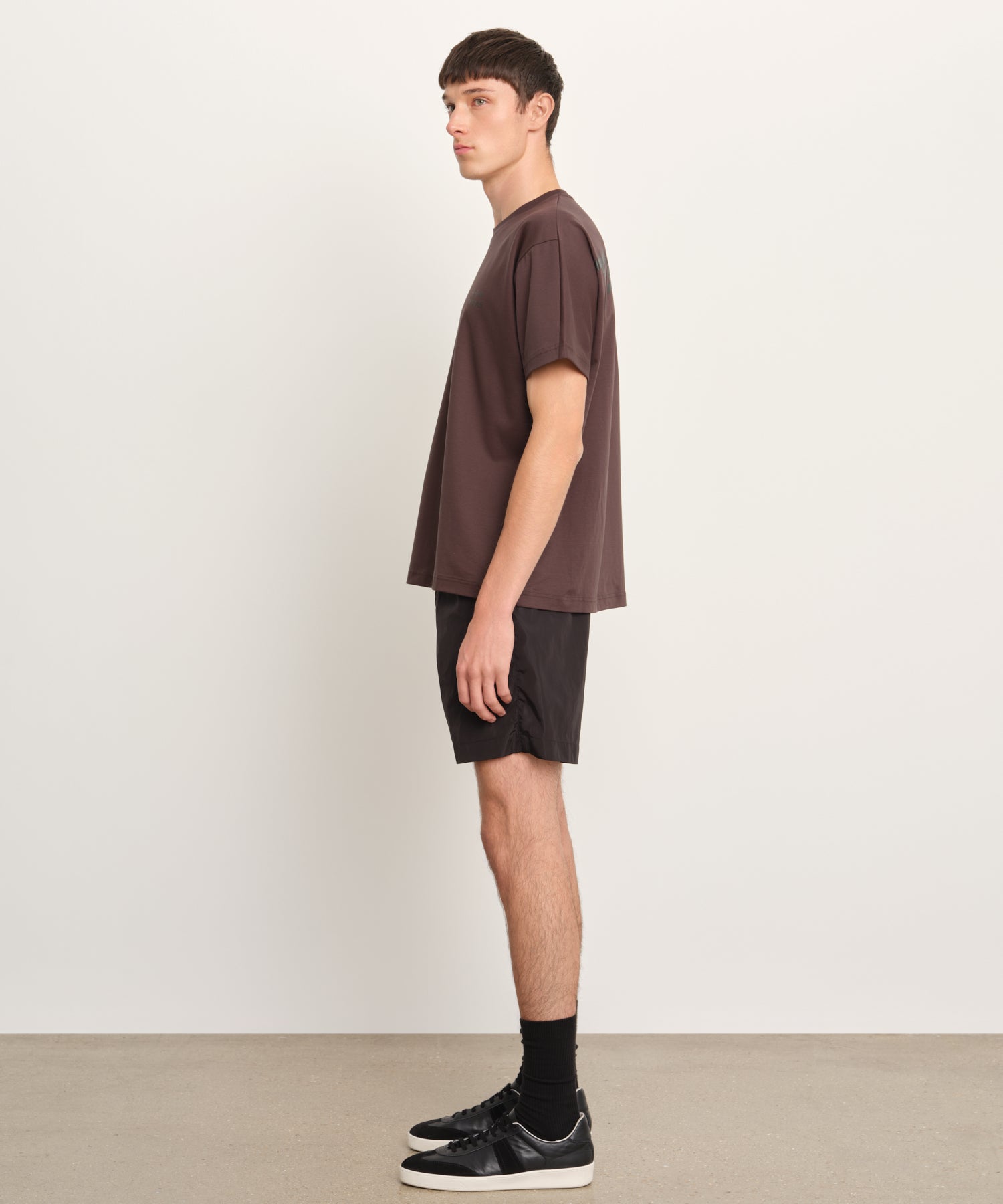 モデル身長189cm、着用サイズ3、着用カラーC.GRAY