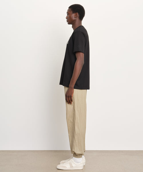 モデル身長189cm、着用サイズ3、着用カラーBLACK