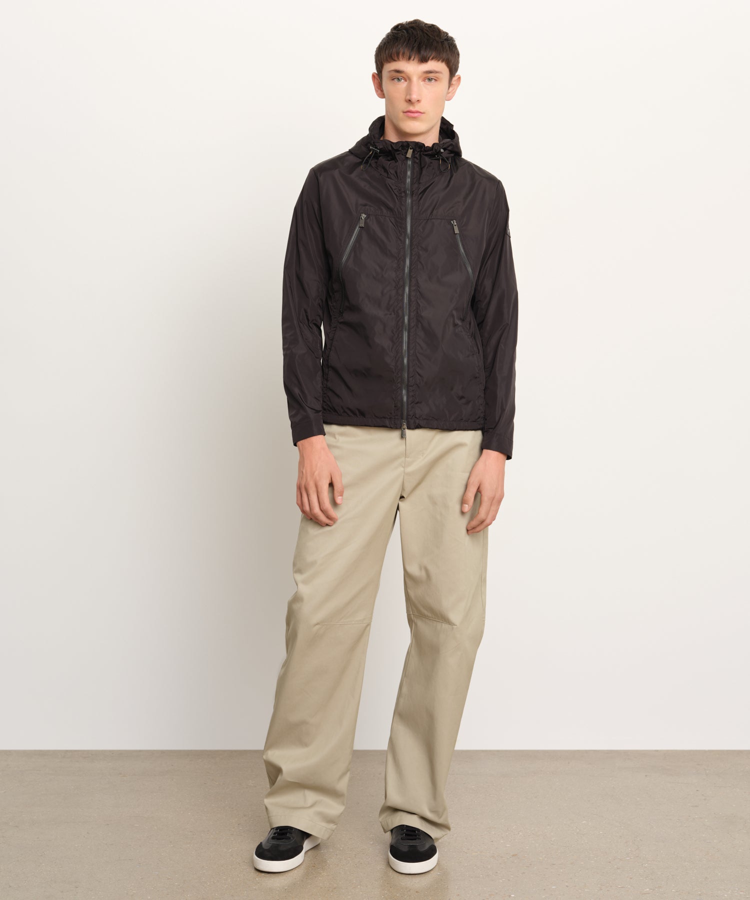 モデル身長189cm、着用サイズ3、着用カラーBLACK