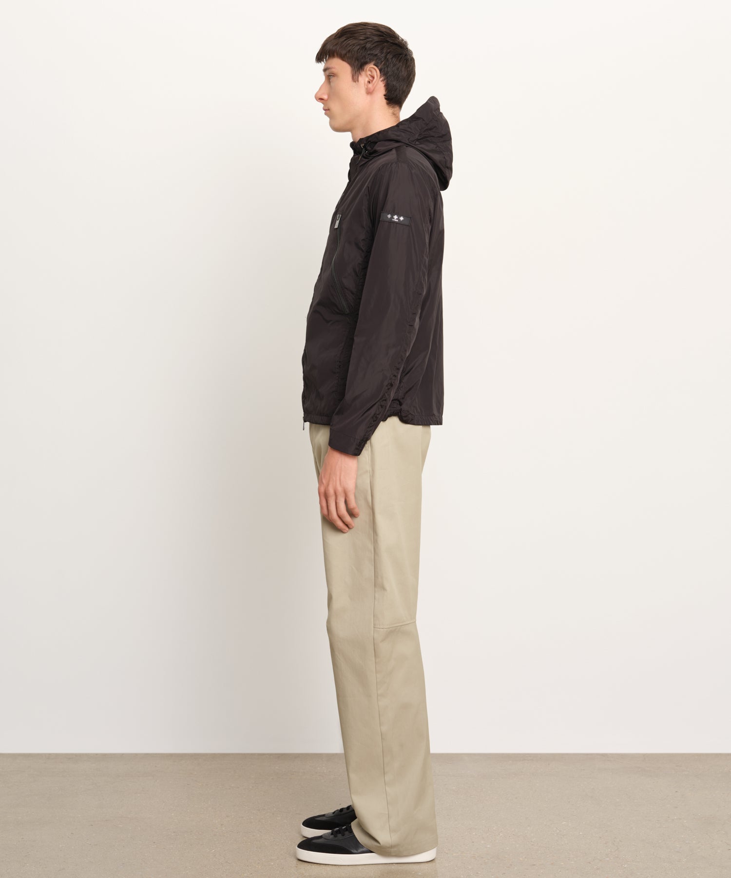 モデル身長189cm、着用サイズ3、着用カラーBLACK