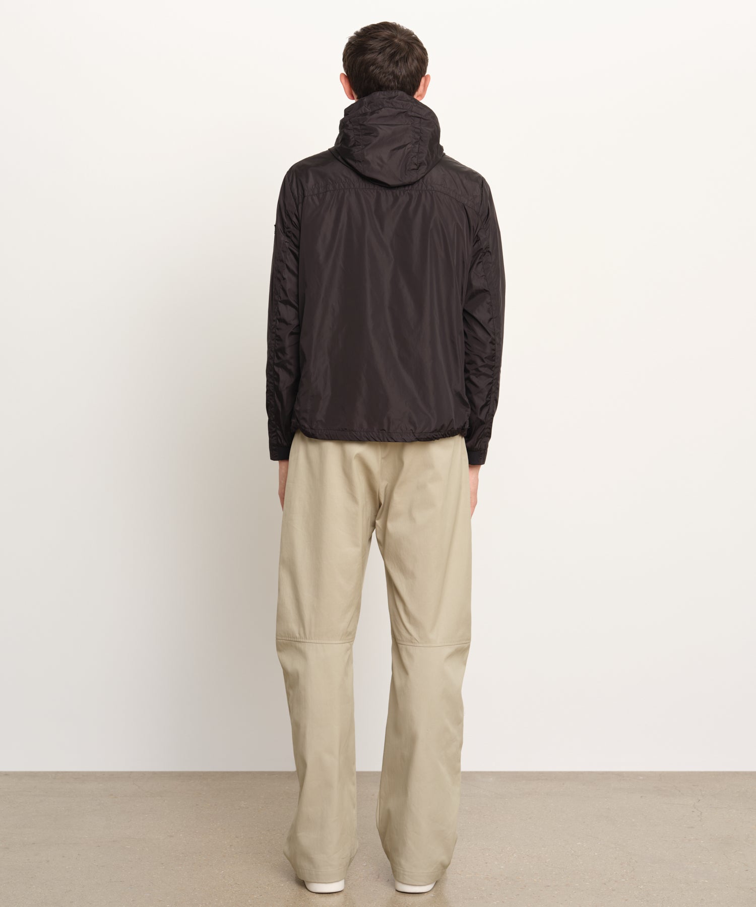 モデル身長189cm、着用サイズ3、着用カラーBLACK