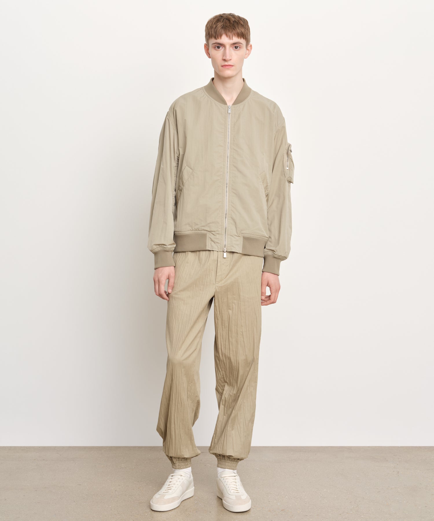 モデル身長189cm、着用サイズ3、着用カラーBEIGE