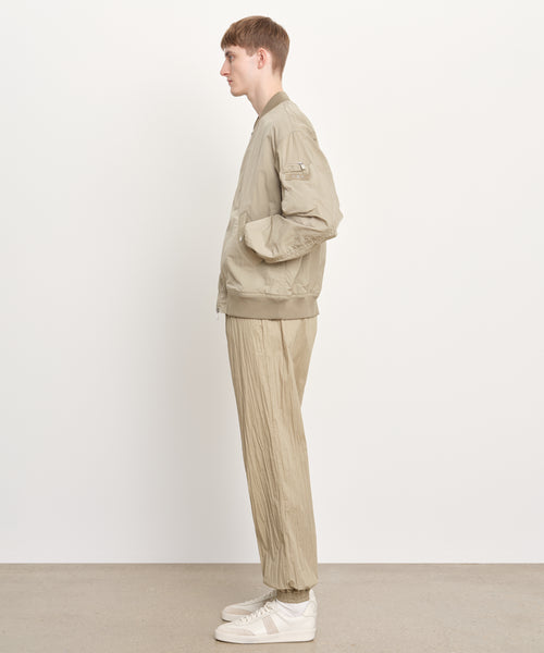 モデル身長189cm、着用サイズ3、着用カラーBEIGE