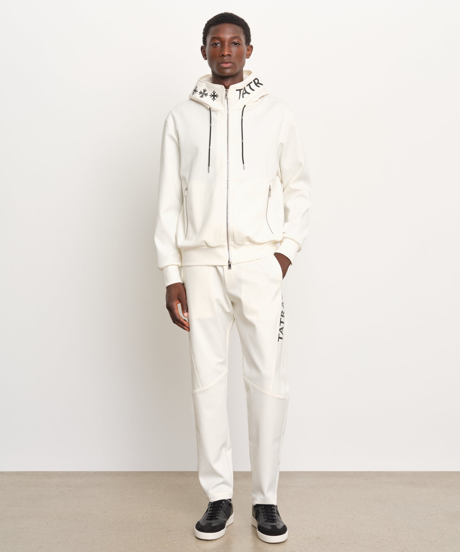 モデル身長189cm、着用サイズ3、着用カラーIVORY