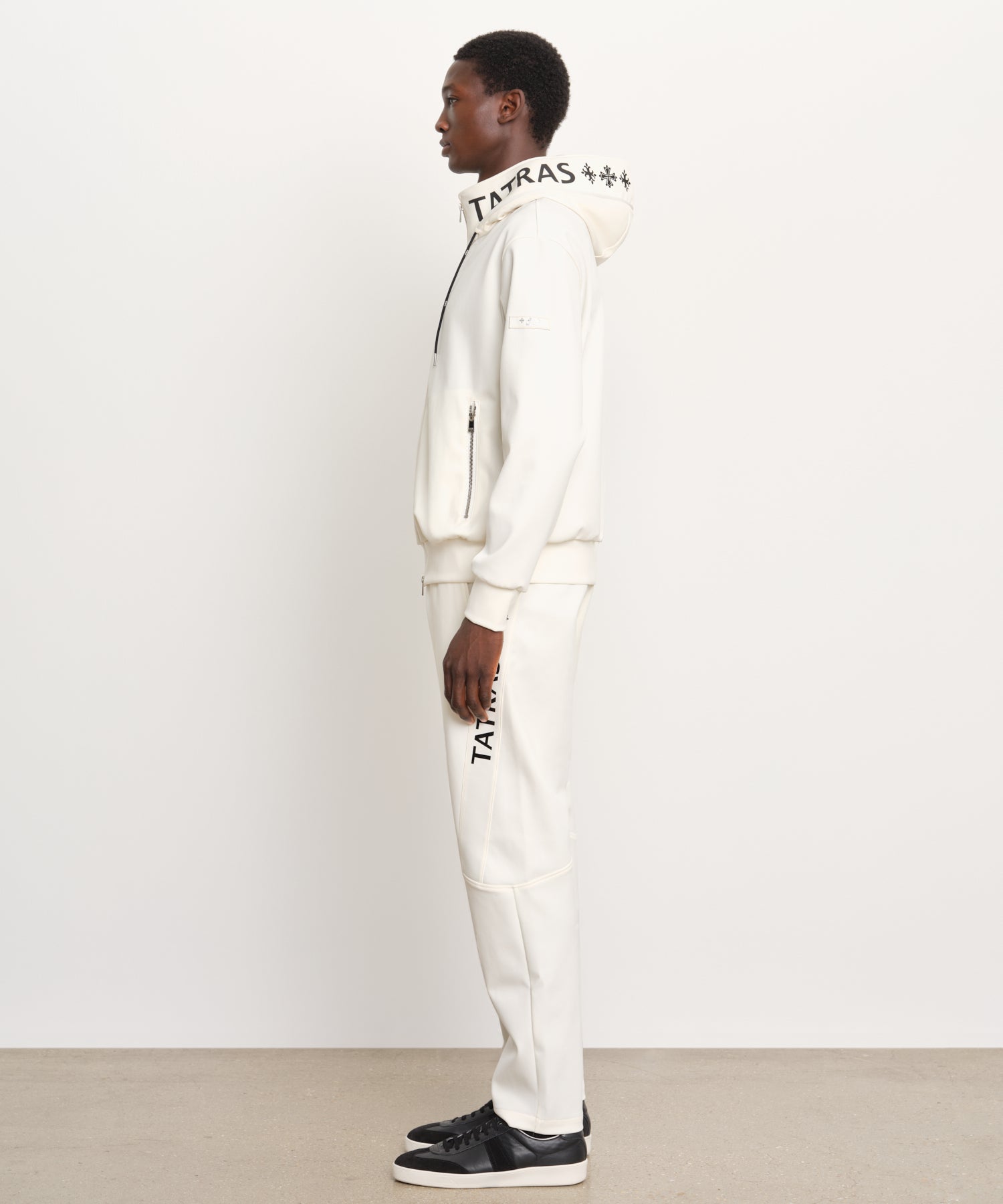 モデル身長189cm、着用サイズ3、着用カラーIVORY