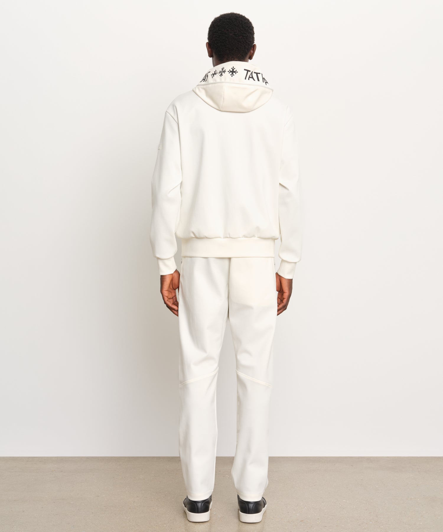 モデル身長189cm、着用サイズ3、着用カラーIVORY