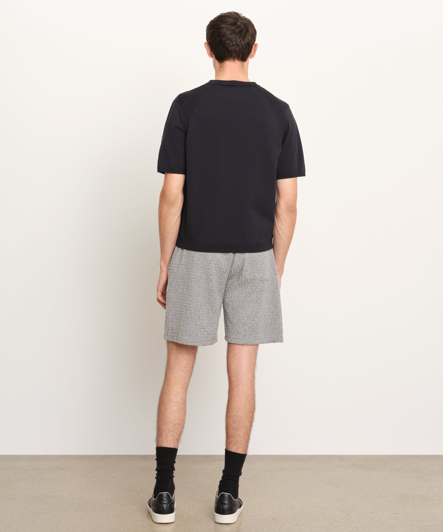 モデル身長189cm、着用サイズ3、着用カラーD.NAVY