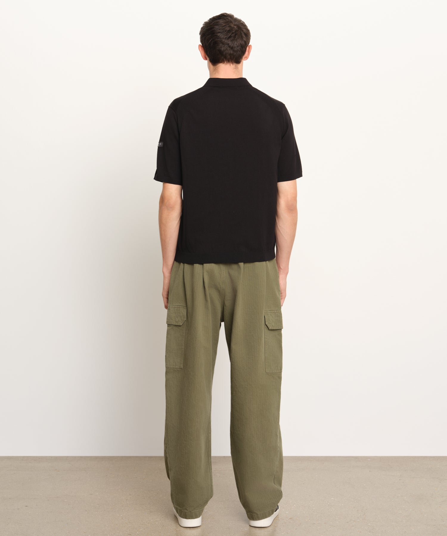 モデル身長189cm、着用サイズ3、着用カラーBLACK