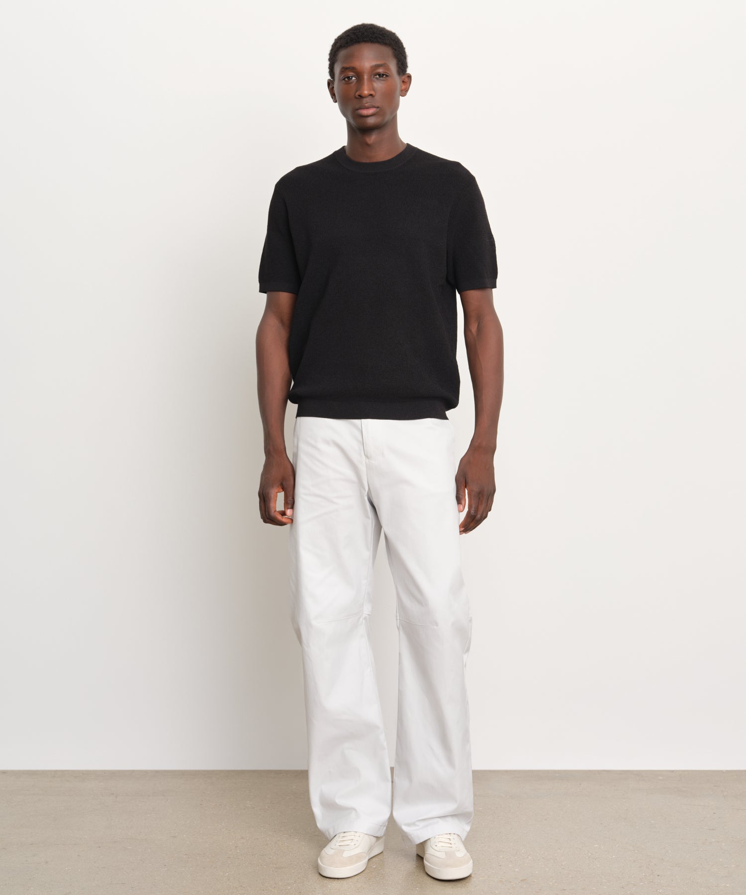 モデル身長189cm、着用サイズ3、着用カラーBLACK