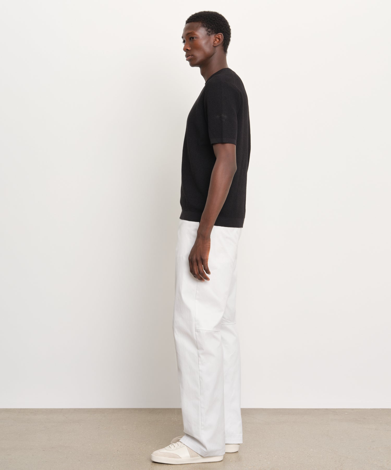 モデル身長189cm、着用サイズ3、着用カラーBLACK