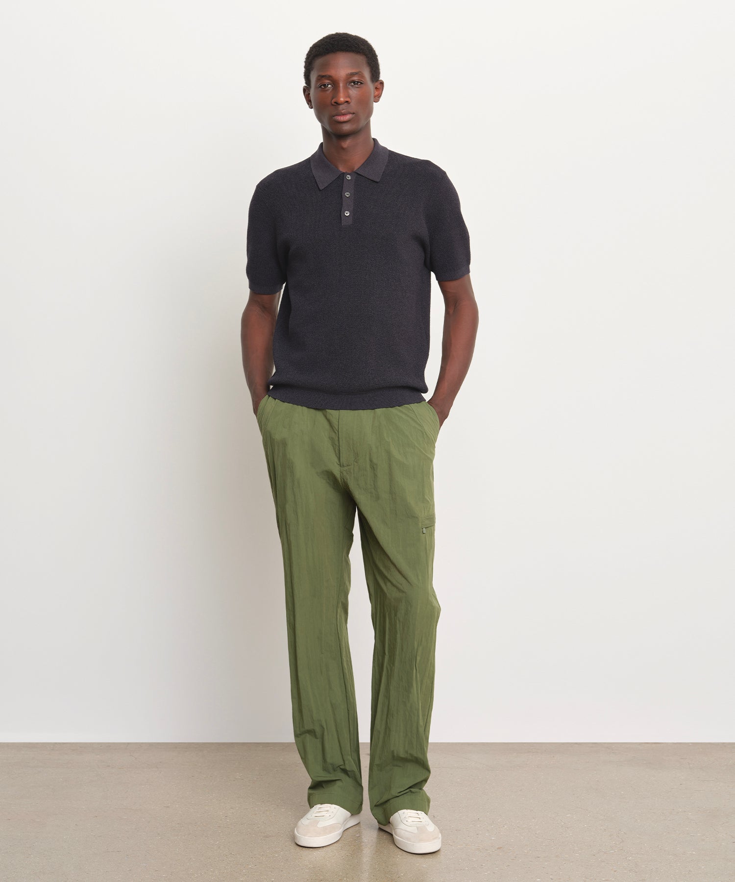 モデル身長189cm、着用サイズ3、着用カラーD.NAVY