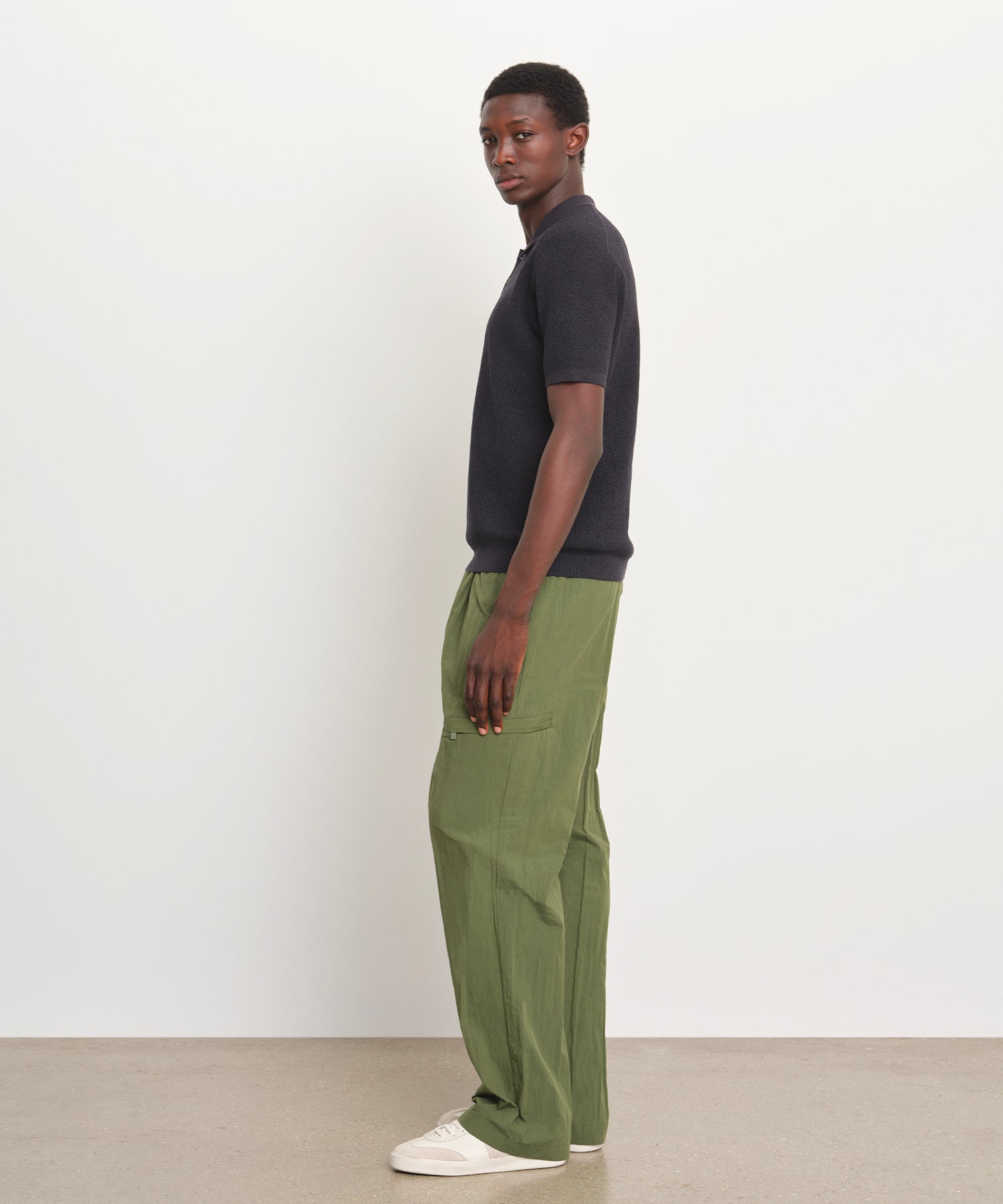 モデル身長189cm、着用サイズ3、着用カラーD.NAVY