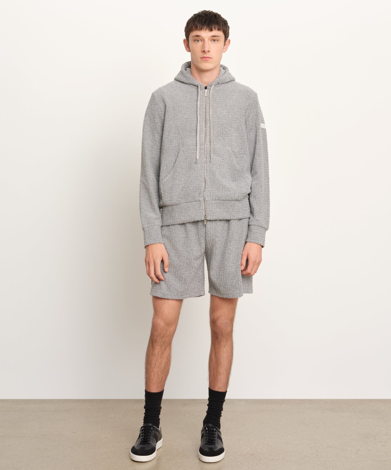 モデル身長189cm、着用サイズ3、着用カラーL.GRAY