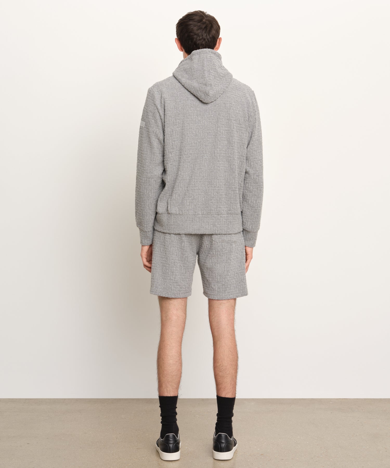 モデル身長189cm、着用サイズ3、着用カラーL.GRAY