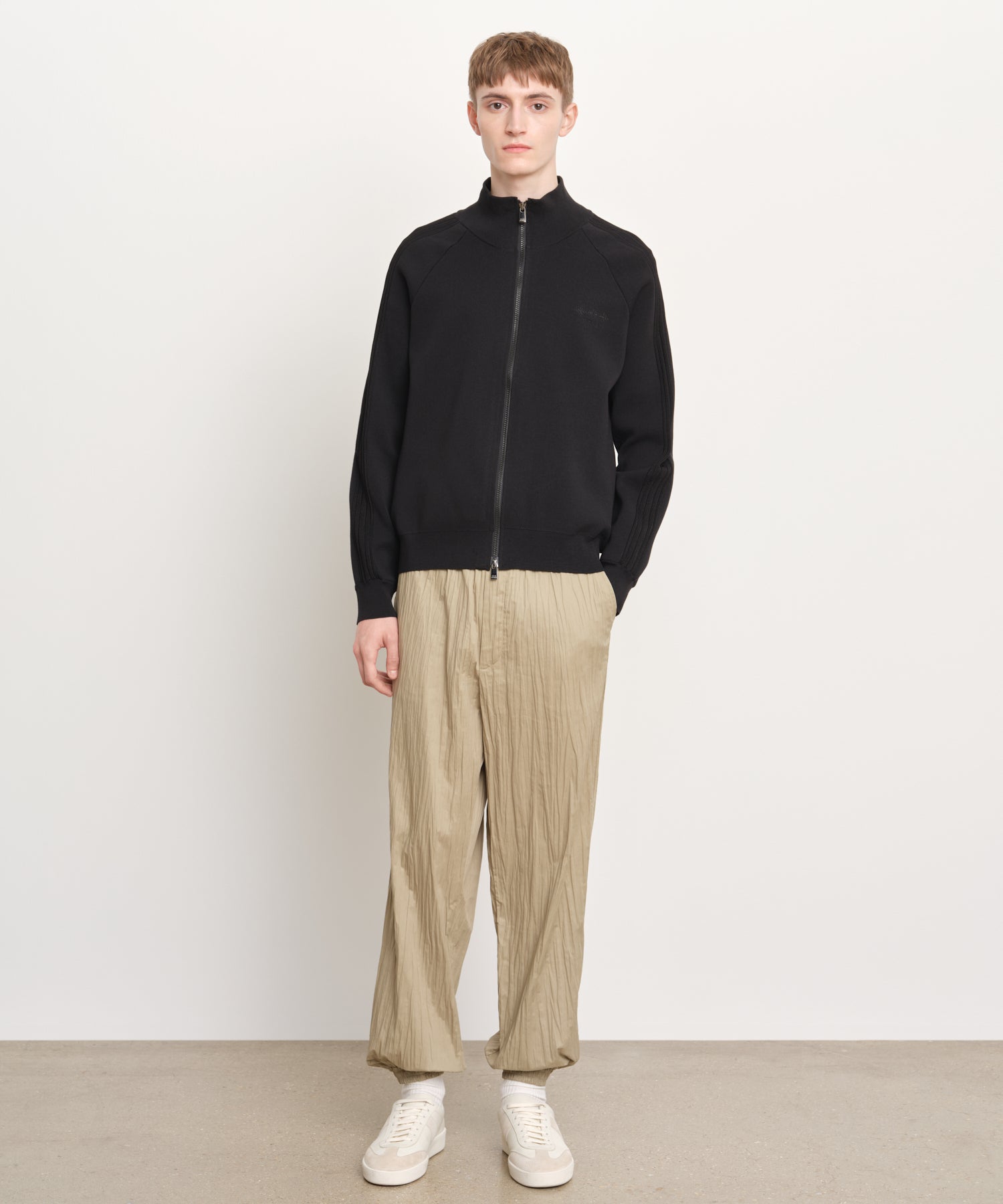 モデル身長189cm、着用サイズ3、着用カラーBLACK