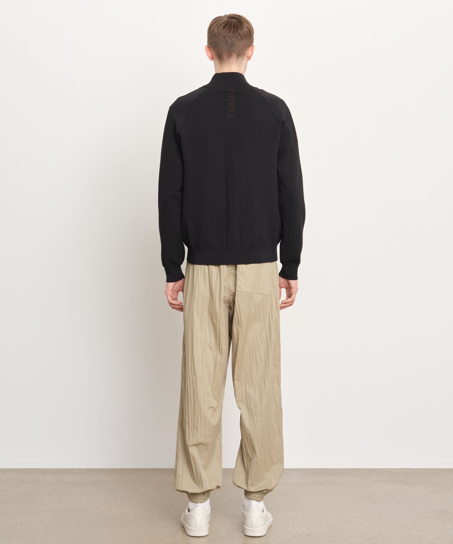 モデル身長189cm、着用サイズ3、着用カラーBLACK