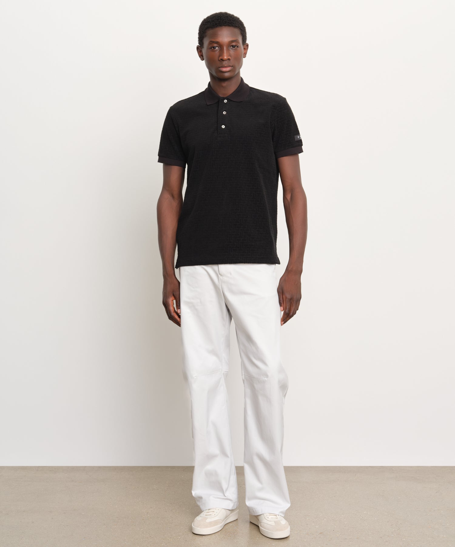 モデル身長189cm、着用サイズ3、着用カラーBLACK