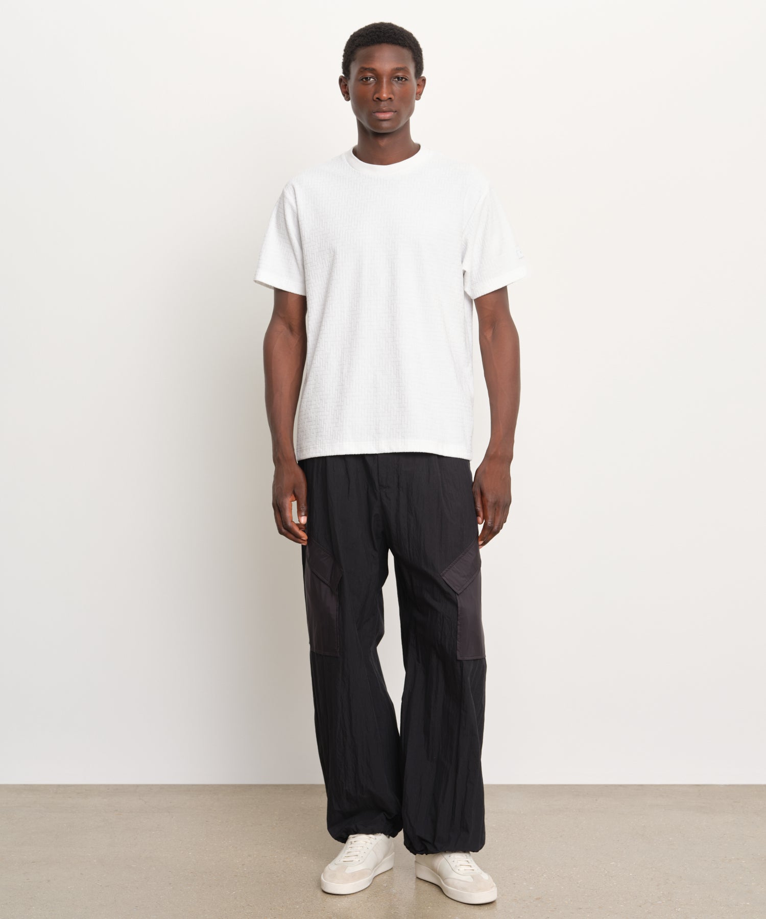 モデル身長189cm、着用サイズ3、着用カラーWHITE