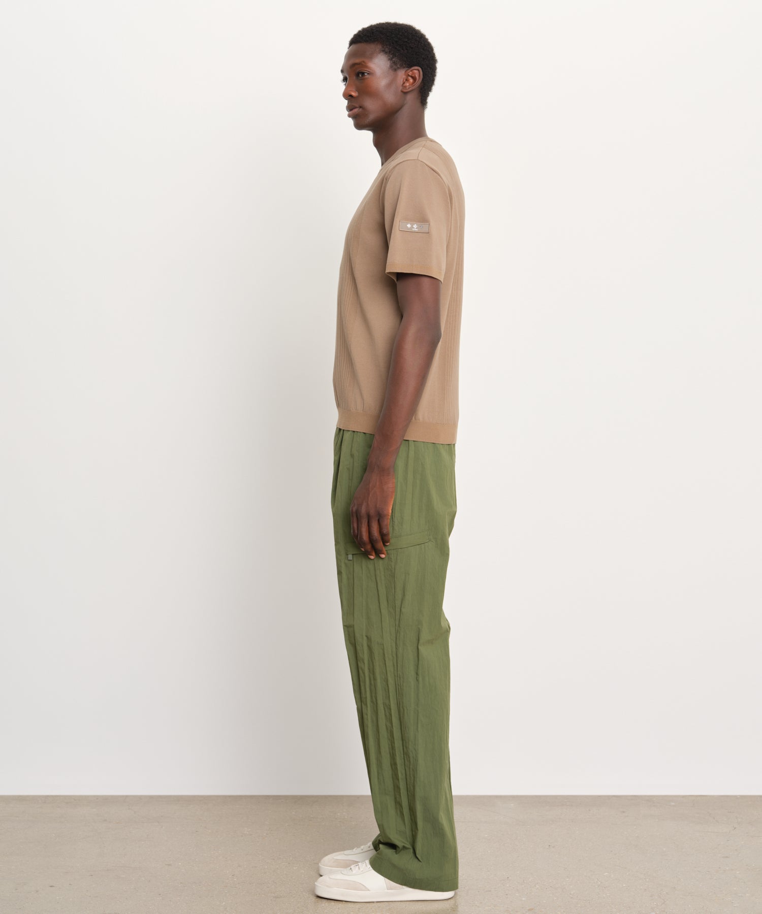 モデル身長189cm、着用サイズ3、着用カラーBEIGE