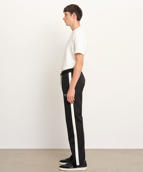 モデル身長189cm、着用サイズ3、着用カラーBLACK