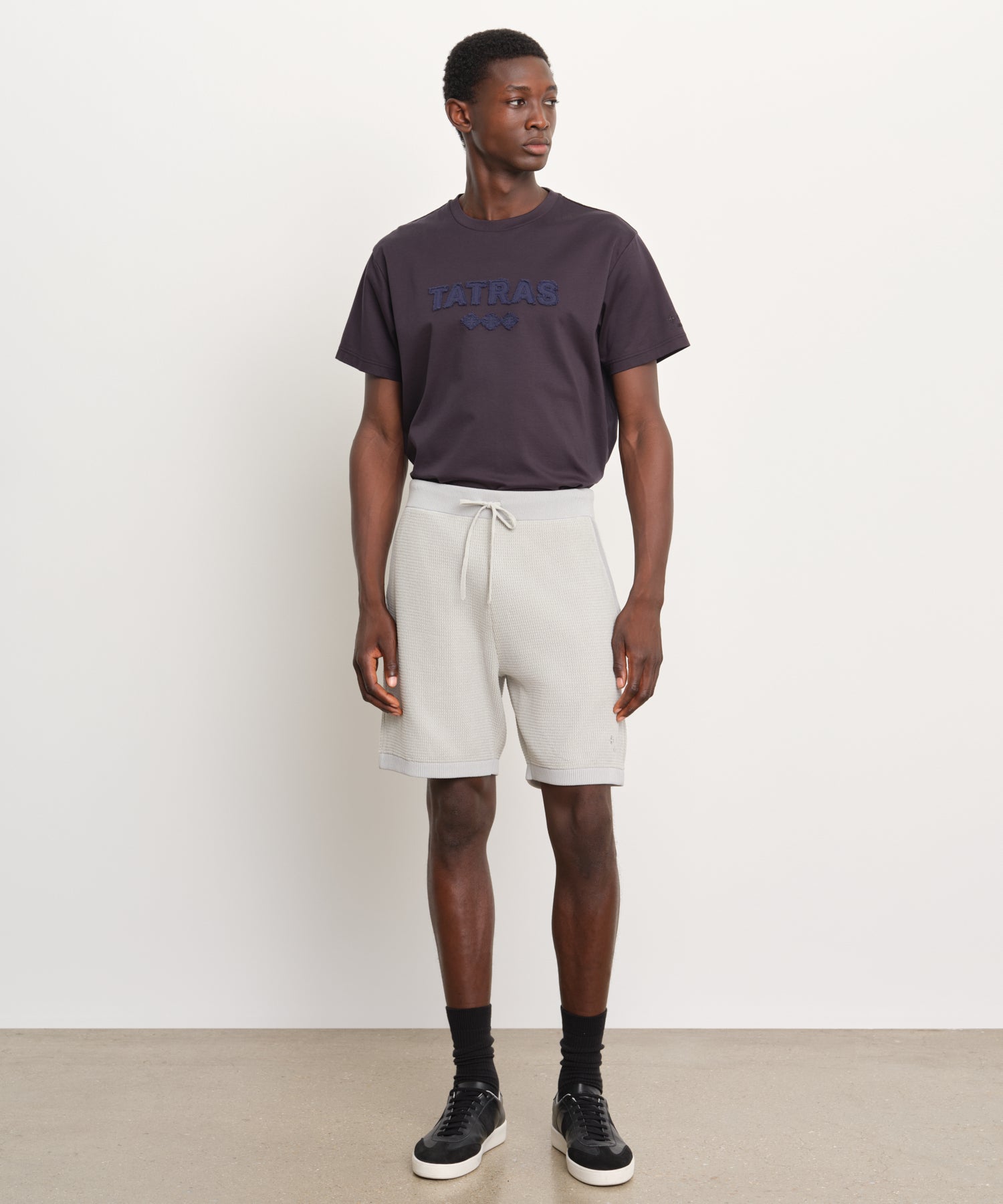 モデル身長189cm、着用サイズ3、着用カラーL.GRAY