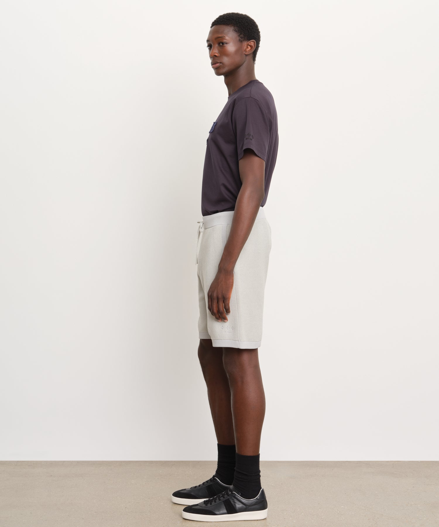 モデル身長189cm、着用サイズ3、着用カラーL.GRAY