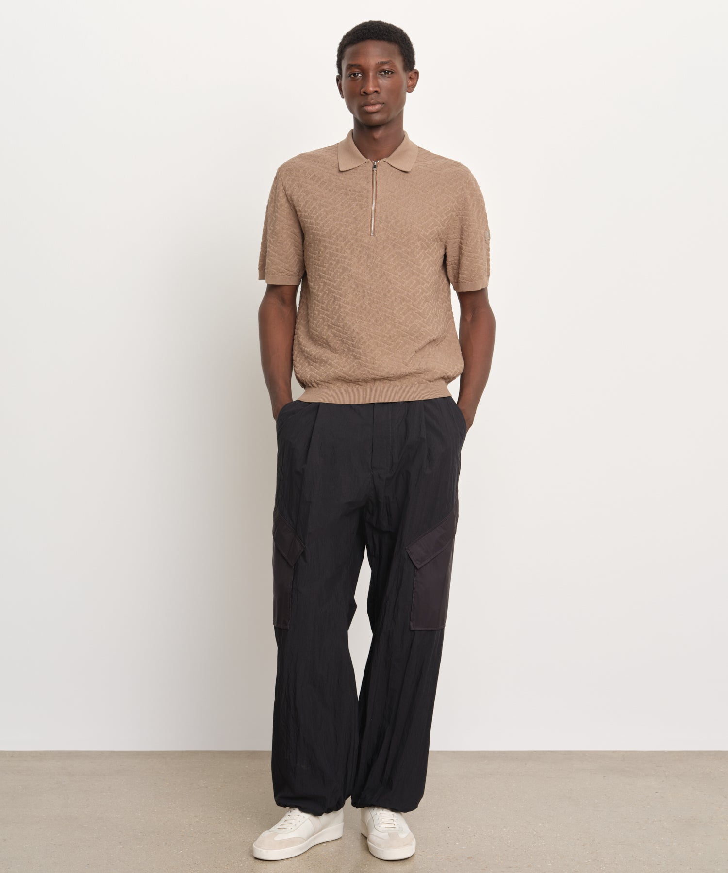 モデル身長189cm、着用サイズ3、着用カラーBEIGE