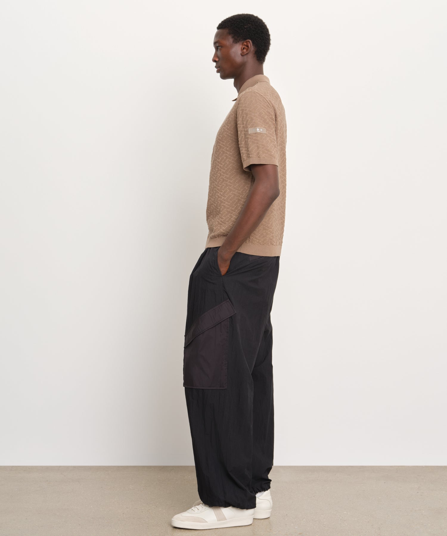 モデル身長189cm、着用サイズ3、着用カラーBEIGE