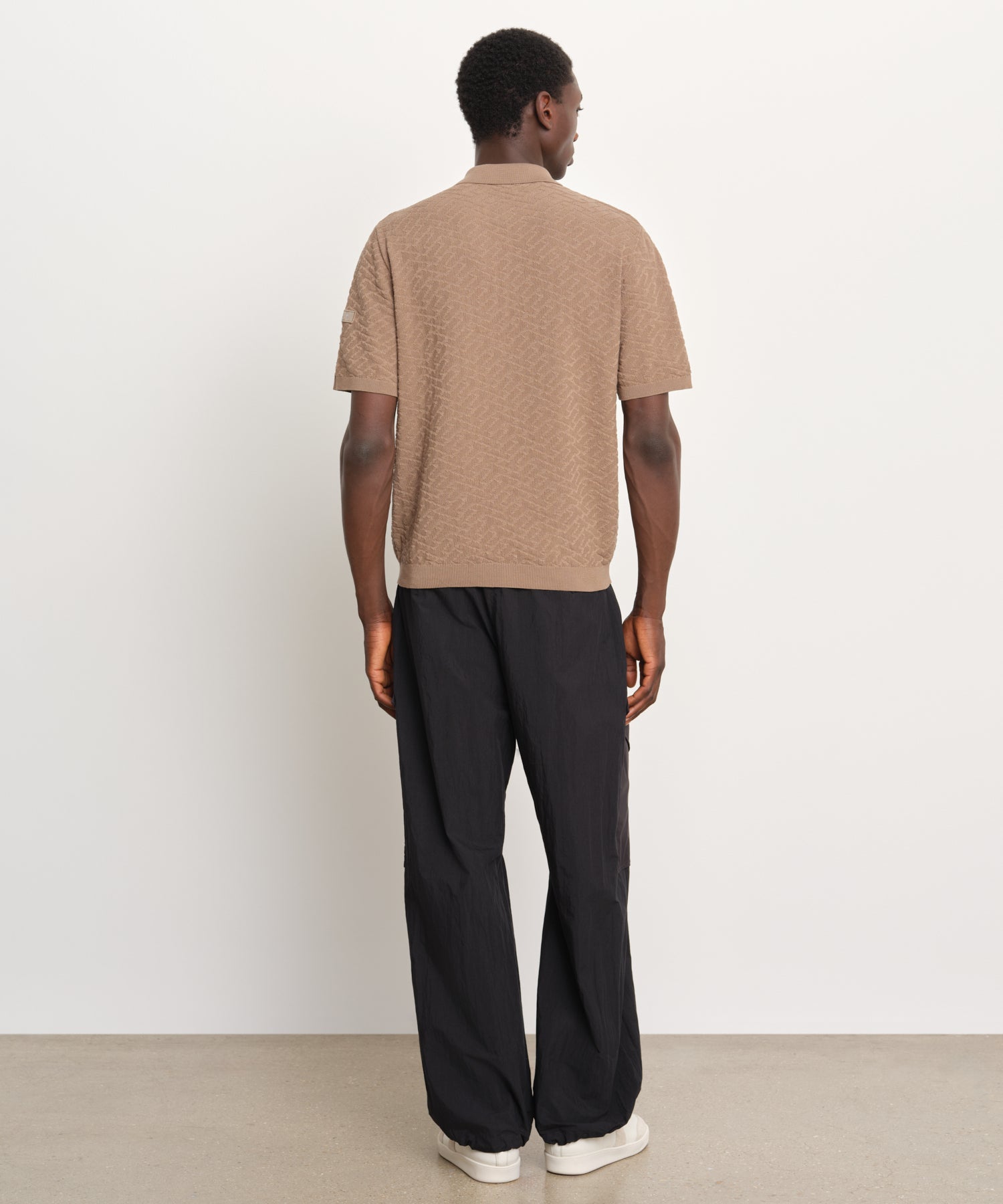 モデル身長189cm、着用サイズ3、着用カラーBEIGE