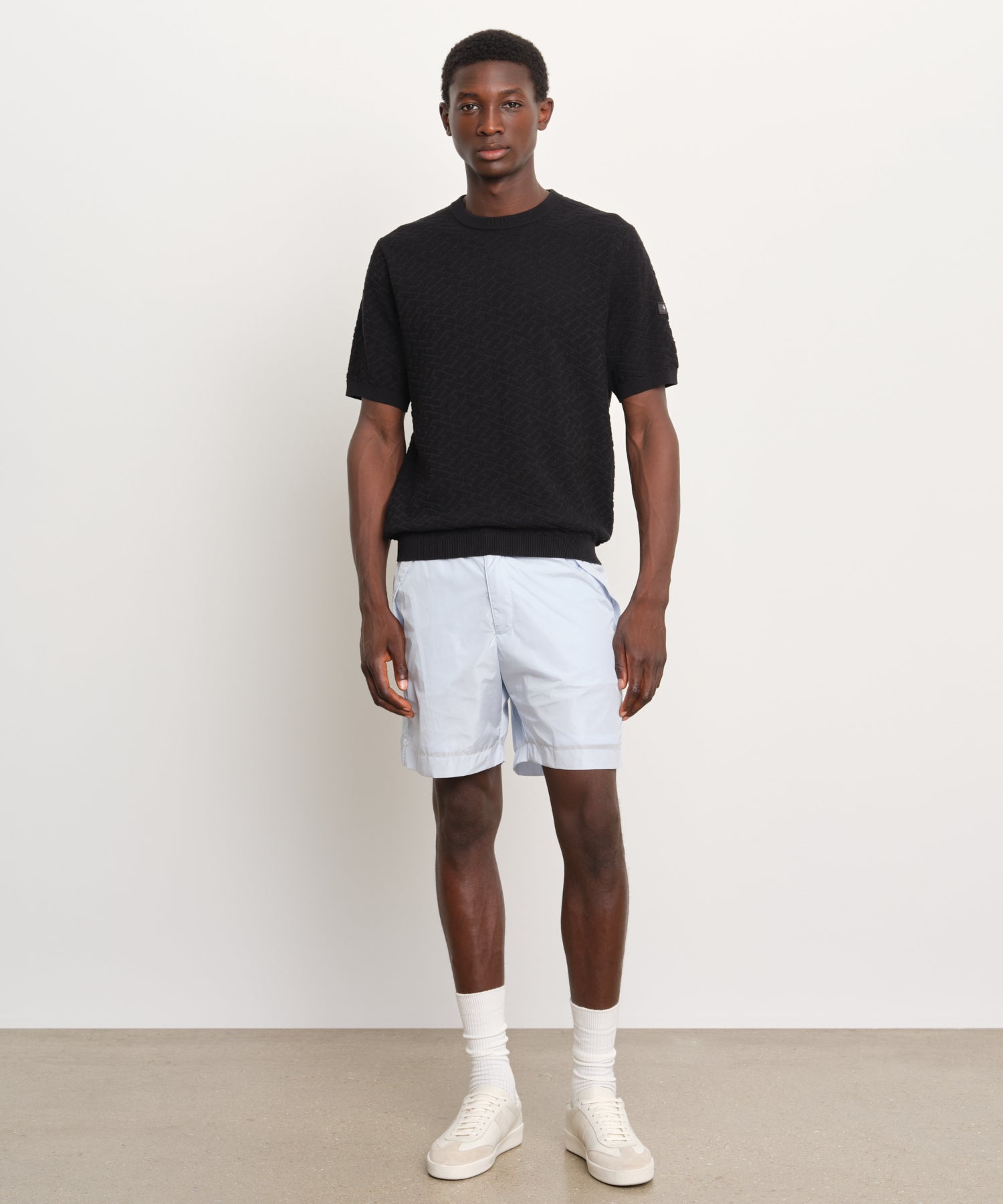 モデル身長189cm、着用サイズ3、着用カラーBLACK