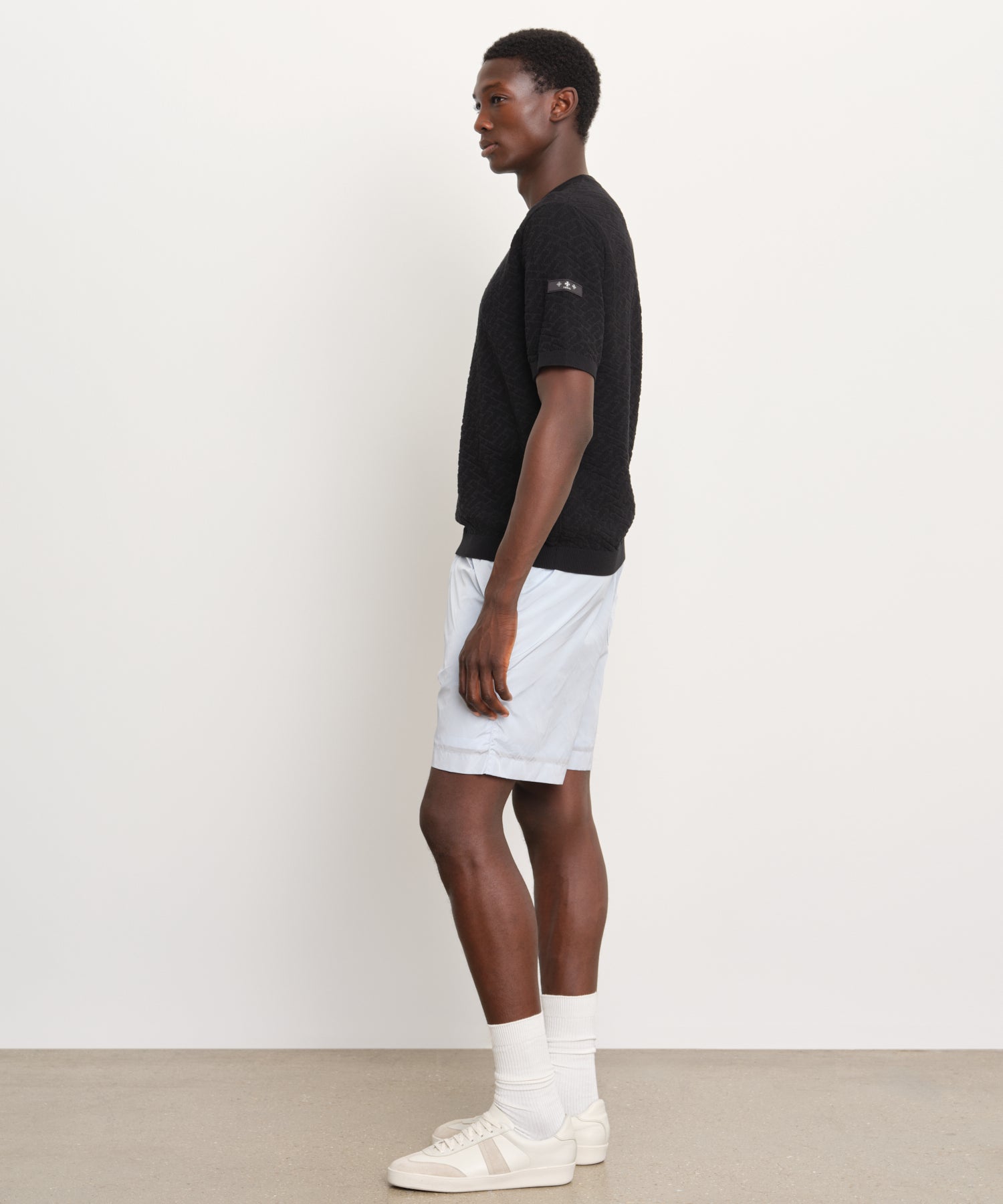 モデル身長189cm、着用サイズ3、着用カラーBLACK