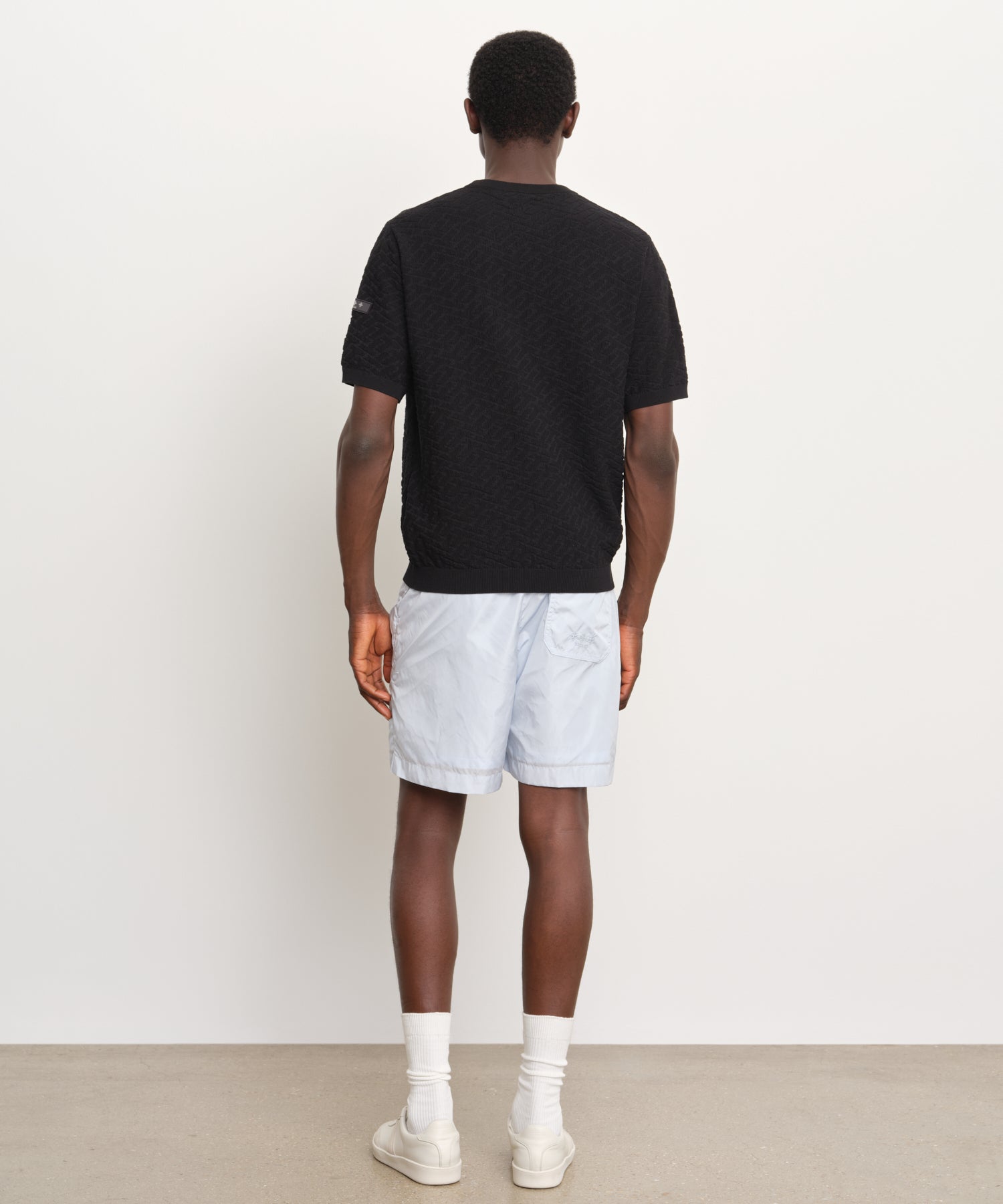 モデル身長189cm、着用サイズ3、着用カラーBLACK