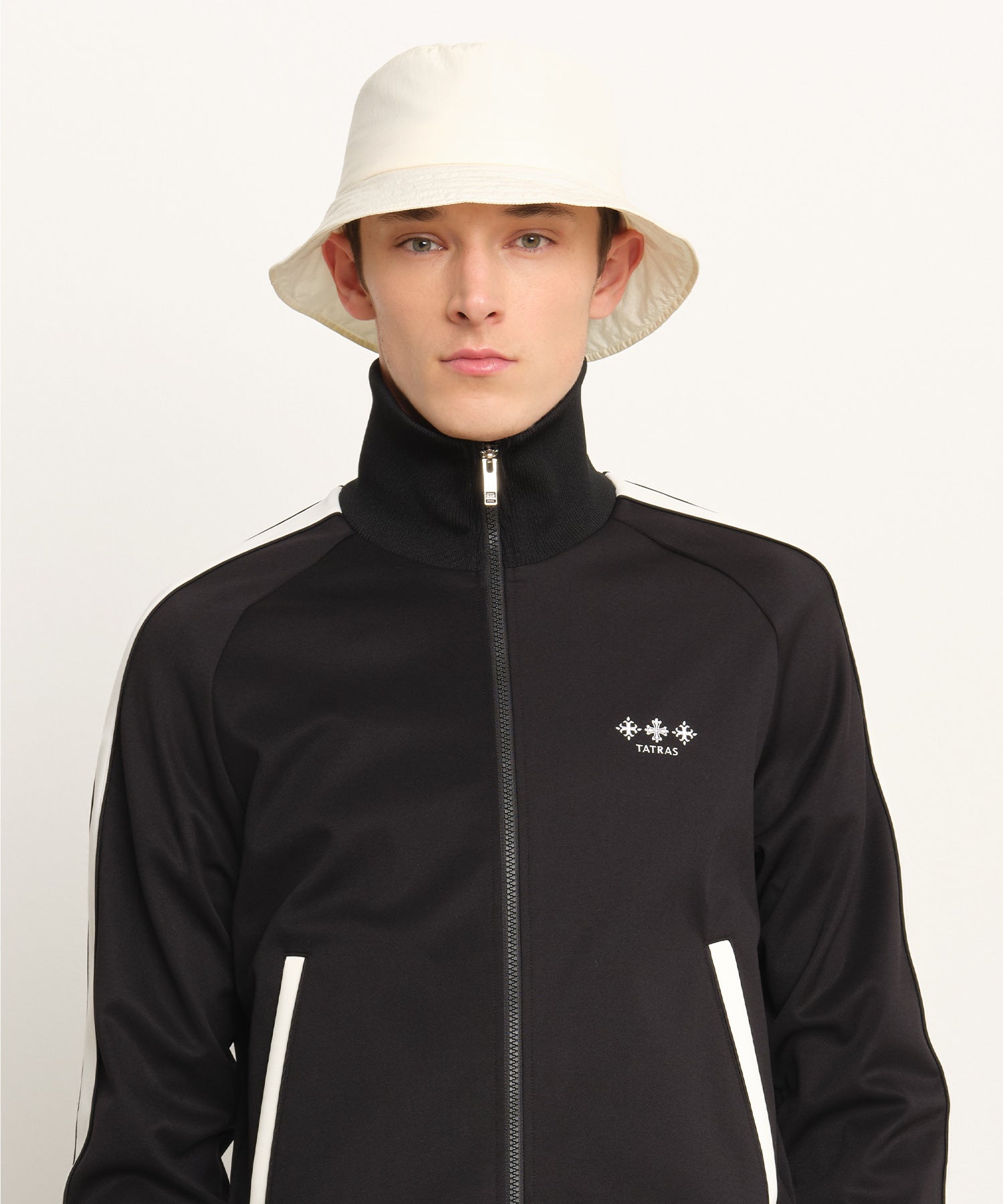 モデル身長189cm、着用サイズF、着用カラーIVORY