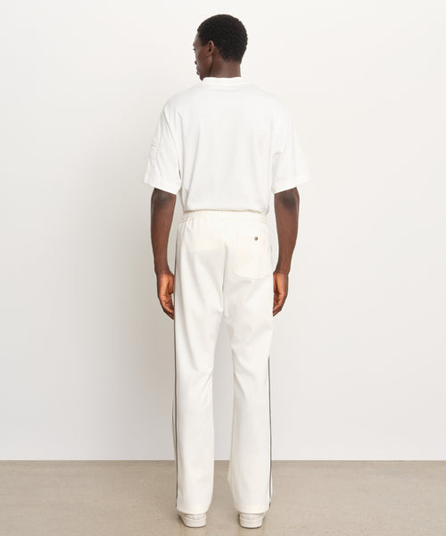 モデル身長189cm、着用サイズ3、着用カラーIVORY