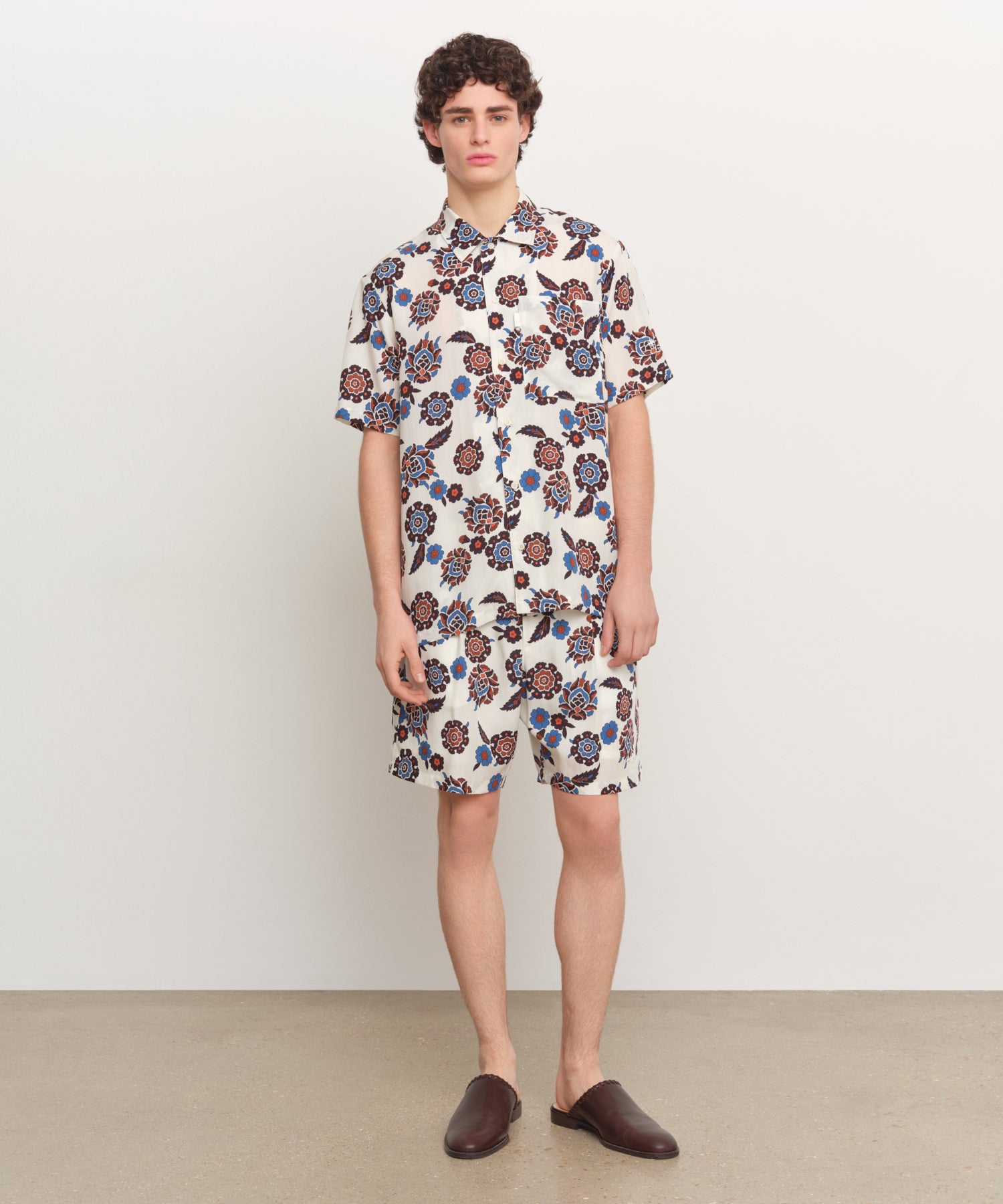 モデル身長185cm、着用サイズ3、着用カラーIVORY