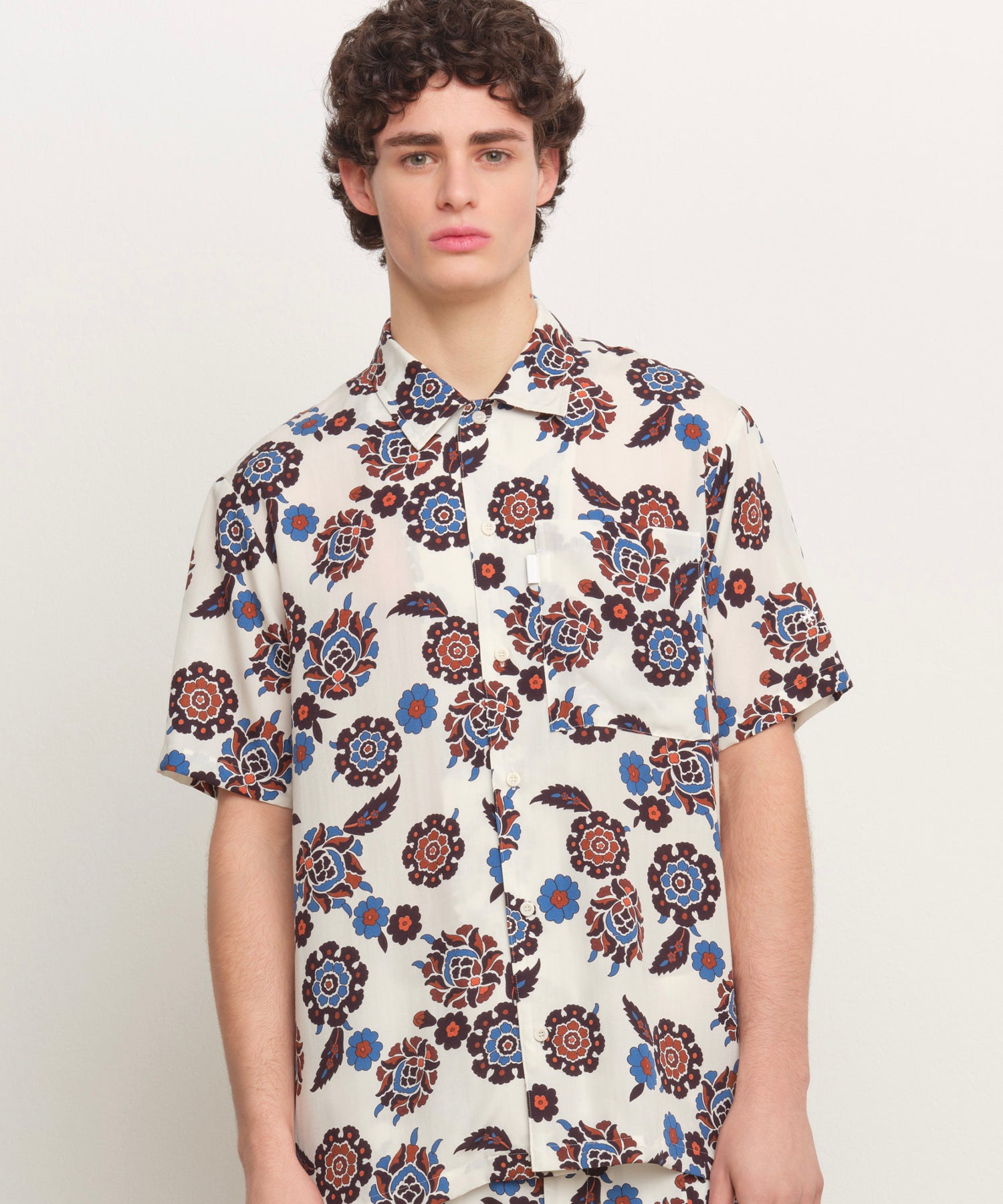 モデル身長185cm、着用サイズ3、着用カラーIVORY