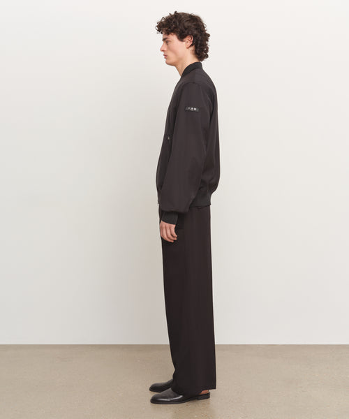 モデル身長185cm、着用サイズ3、着用カラーBLACK