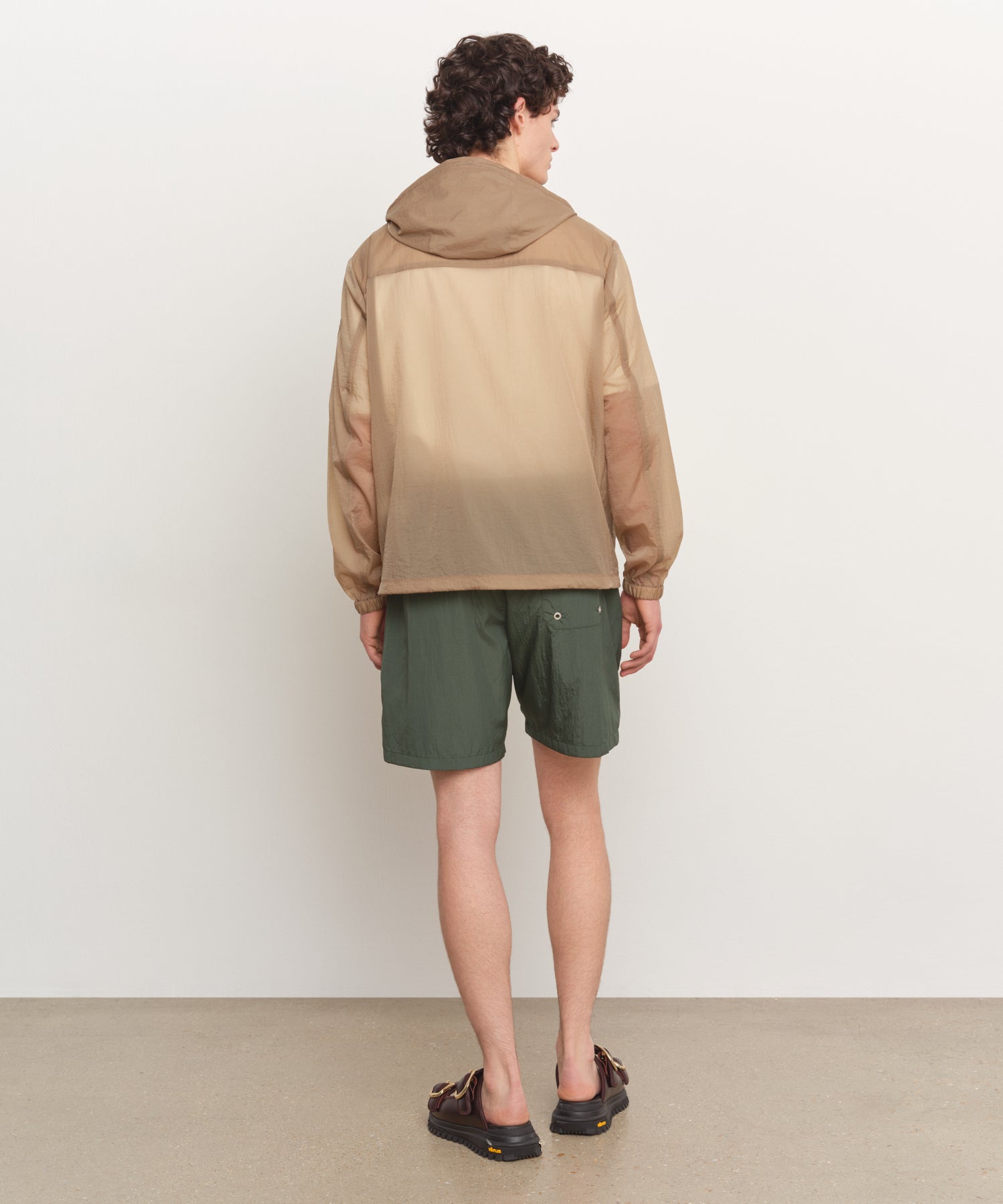 モデル身長185cm、着用サイズ3、着用カラーBEIGE