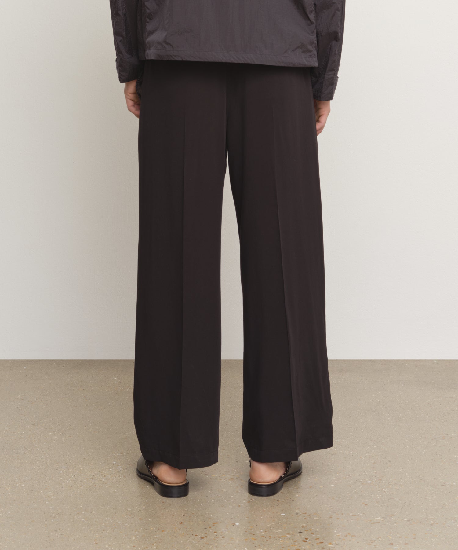 モデル身長185cm、着用サイズ43、着用カラーBLACK