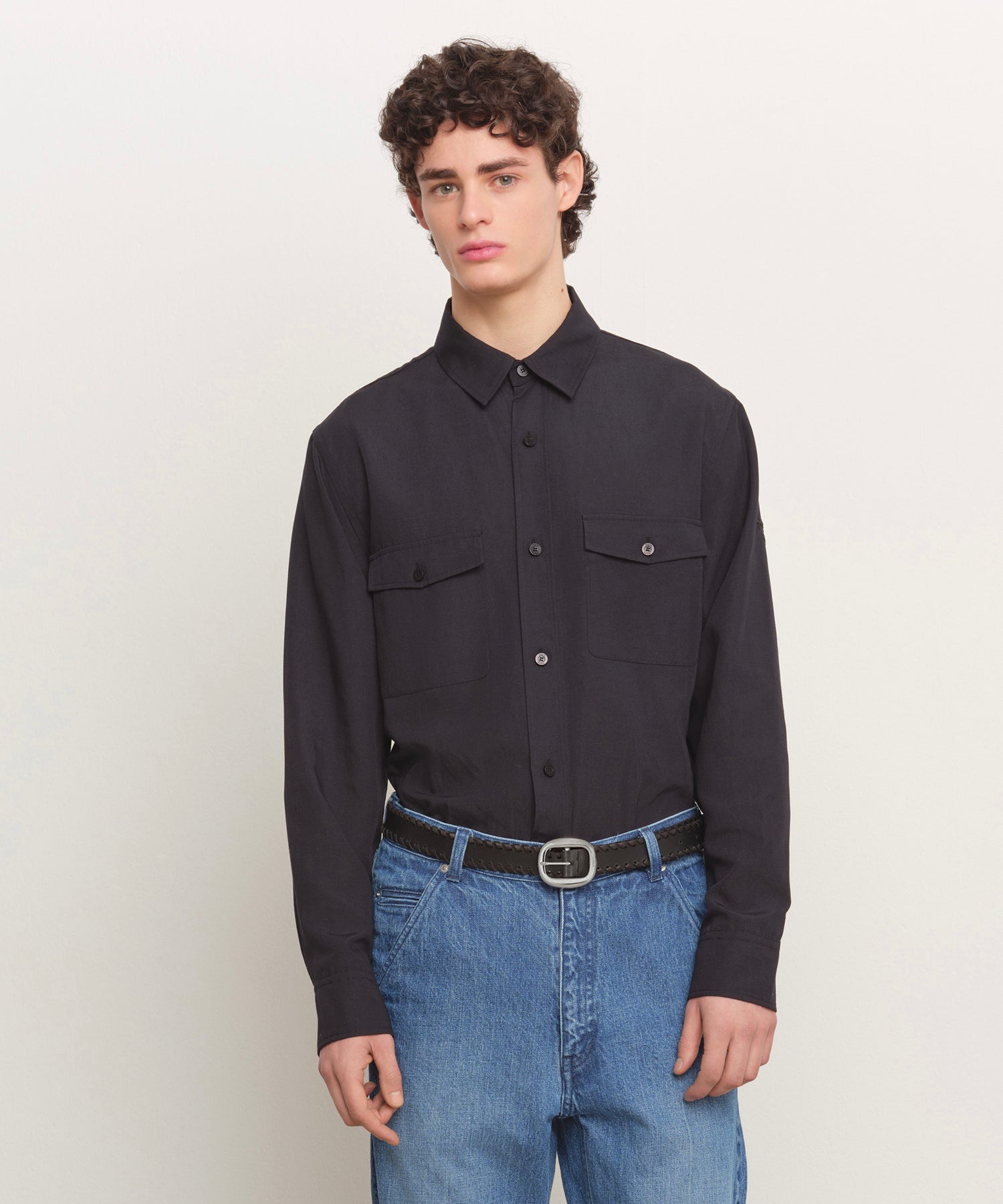 モデル身長185cm、着用サイズF、着用カラーBLACK