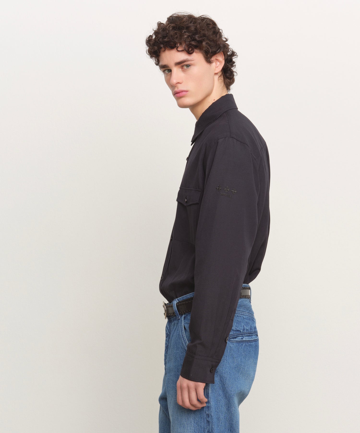 モデル身長185cm、着用サイズF、着用カラーBLACK