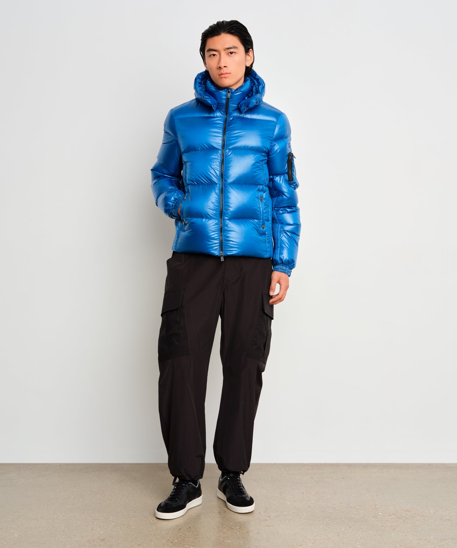 モデル身長187cm、着用サイズ3、着用カラーBLUE