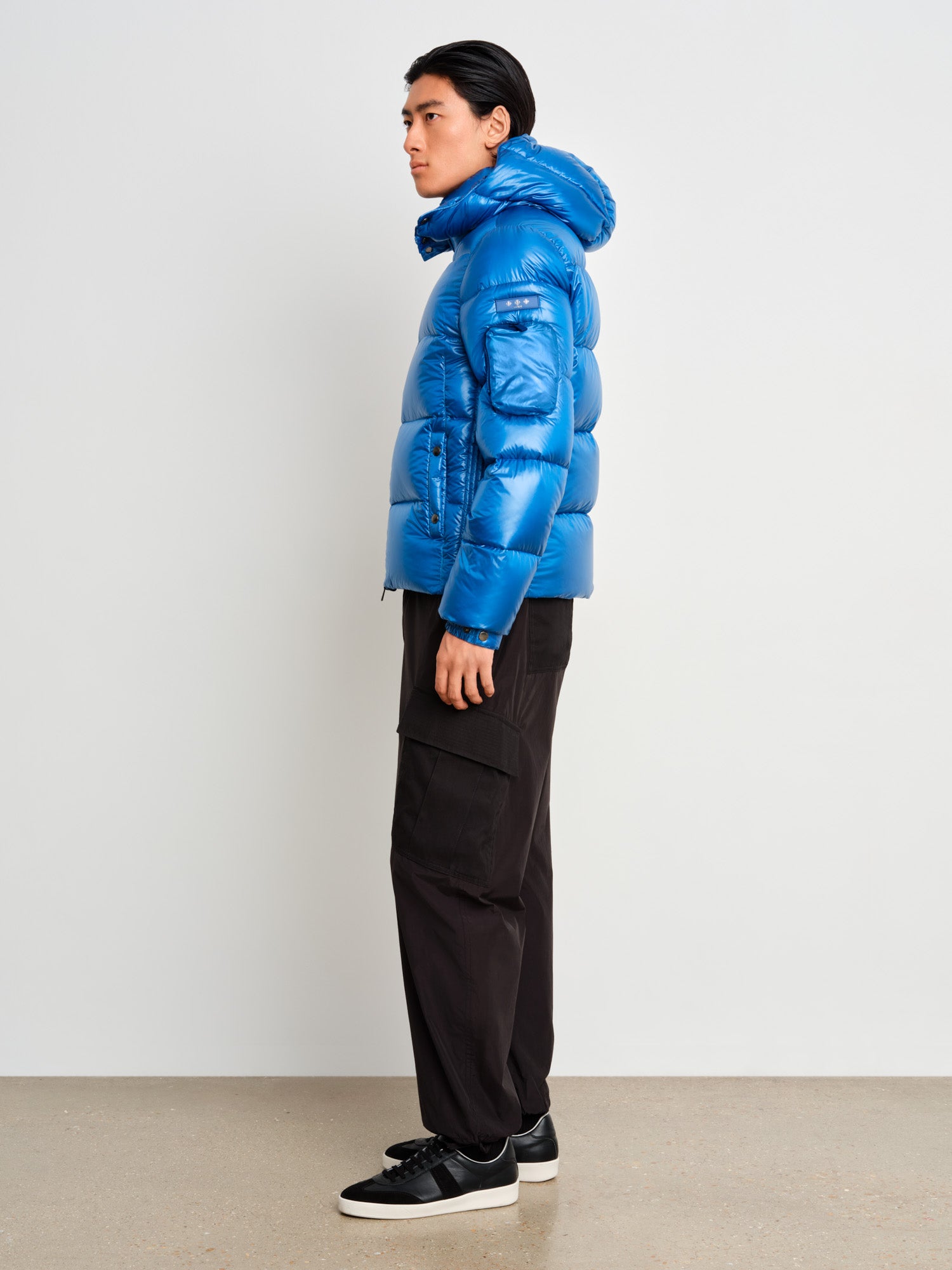 モデル身長187cm、着用サイズ3、着用カラーBLUE